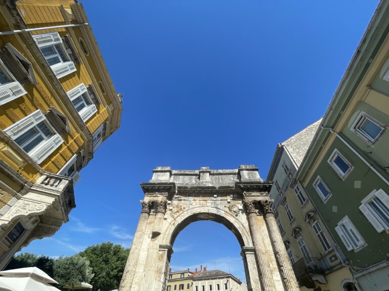Sergierbogen, Pula