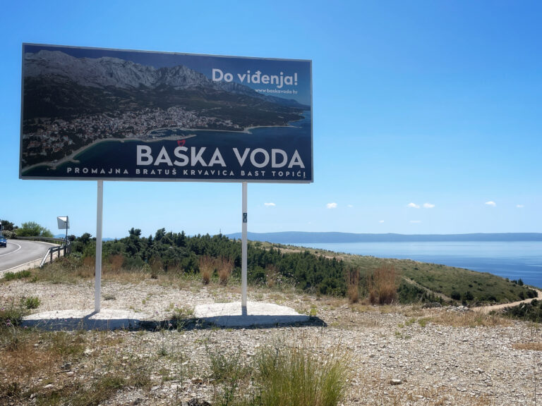 Hinweisschild bei Makarska