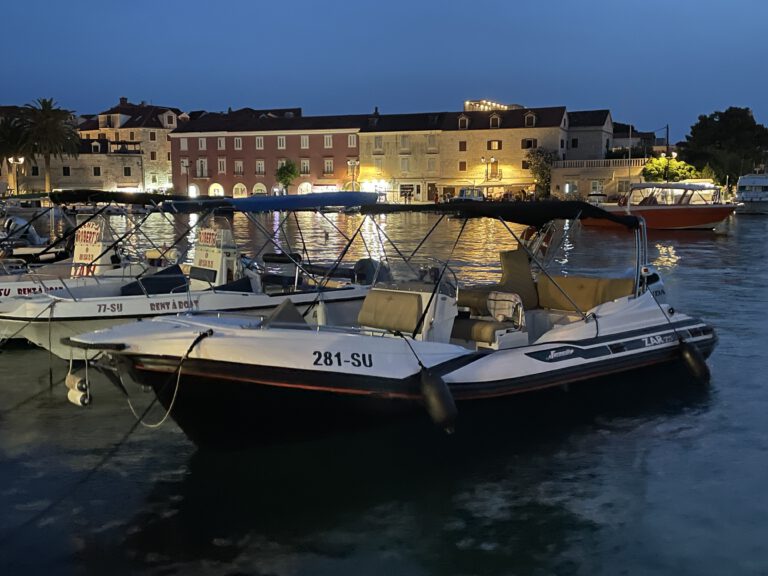 Hafen Supetar am Abend