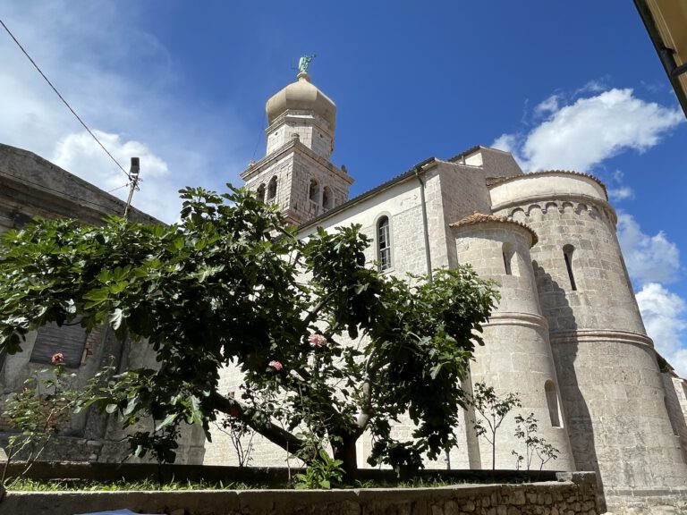 Kathedrale der Stadt Krk mit Glockenturm