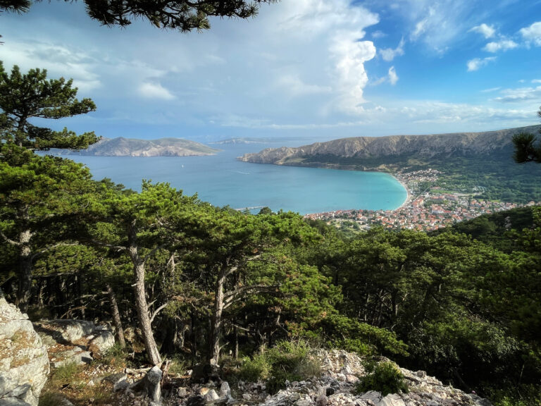 Blick vom Hügel auf Baška