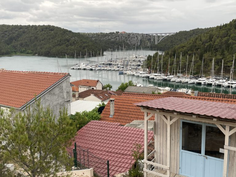 Blick von der Burgruine Turina auf die Marina von Skradin